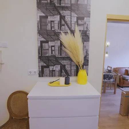 Charming 94d, Next To Metro Apartment Lissabon