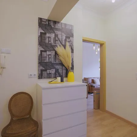 Apartment Charming 94d, Next To Metro Lissabon