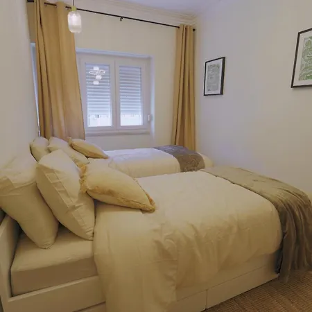 Charming 94d, Next To Metro Лісабон