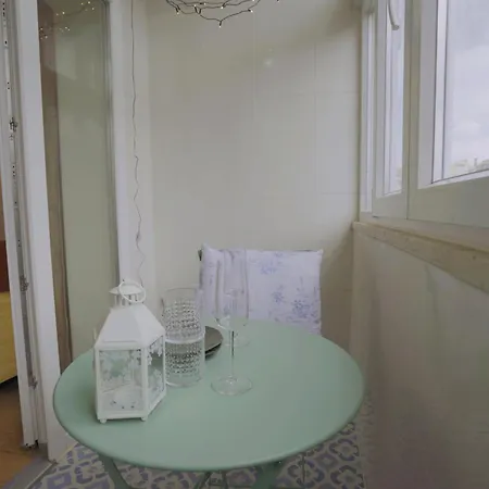 Charming 94d, Next To Metro Apartment Lissabon