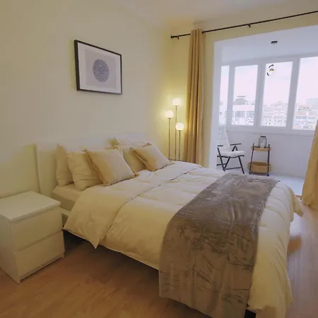 Apartment Charming 94d, Next To Metro Lissabon