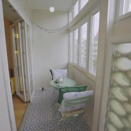 Charming 94d, Next To Metro Лісабон