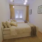 Charming 94d, Next To Metro Apartman